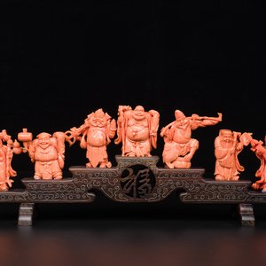 Ensemble de sept personnages en corail rouge sur socle en bois, Chine, 19/20ème — photo 1
