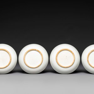 Ensemble des quatre tasses, soucoupes et un sucrier en porcelaine de Chine famille rose à décor de deux chevaux, Qianlong — photo 6