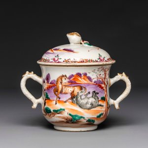 Ensemble des quatre tasses, soucoupes et un sucrier en porcelaine de Chine famille rose à décor de deux chevaux, Qianlong — photo 8
