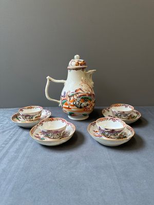 Ensemble des quatre tasses, soucoupes et une verseuse en porcelaine de Chine famille rose à décor de deux chevaux, Qianlong — photo 1