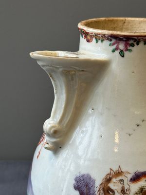 Ensemble des quatre tasses, soucoupes et une verseuse en porcelaine de Chine famille rose à décor de deux chevaux, Qianlong — photo 12