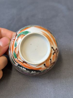 Ensemble des quatre tasses, soucoupes et une verseuse en porcelaine de Chine famille rose à décor de deux chevaux, Qianlong — photo 24