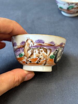 Ensemble des quatre tasses, soucoupes et une verseuse en porcelaine de Chine famille rose à décor de deux chevaux, Qianlong — photo 25