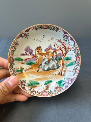 Ensemble des quatre tasses, soucoupes et une verseuse en porcelaine de Chine famille rose à décor de deux chevaux, Qianlong — photo 27