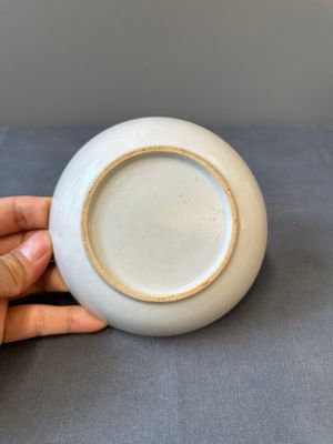 Ensemble des quatre tasses, soucoupes et une verseuse en porcelaine de Chine famille rose à décor de deux chevaux, Qianlong — photo 30
