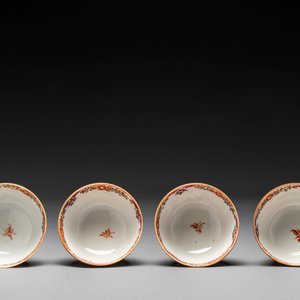 Ensemble des quatre tasses, soucoupes et une verseuse en porcelaine de Chine famille rose à décor de deux chevaux, Qianlong — photo 14