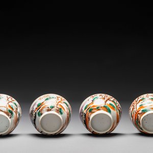 Ensemble des quatre tasses, soucoupes et une verseuse en porcelaine de Chine famille rose à décor de deux chevaux, Qianlong — photo 15