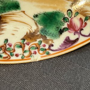 Ensemble des quatre tasses, soucoupes et une verseuse en porcelaine de Chine famille rose à décor de deux chevaux, Qianlong — photo 21
