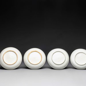 Ensemble des quatre tasses, soucoupes et une verseuse en porcelaine de Chine famille rose à décor de deux chevaux, Qianlong — photo 3