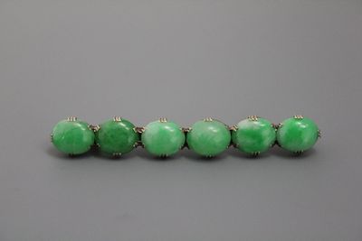 Ensemble en jade chinois: deux bracelets et une broche