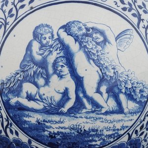 Exceptionelle paire de vases en faïence de Bruxelles, datés 1861 et signés — photo 11