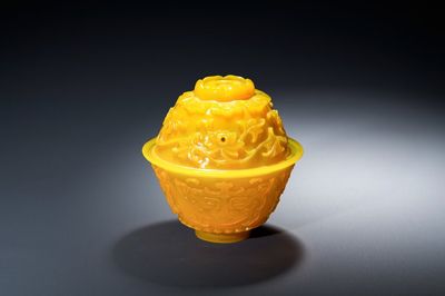 Exceptionnel bol couvert en verre jaune de Pékin, Chine, marque et époque de Qianlong