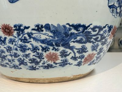 Exceptionnel et important aquarium en porcelaine de Chine en bleu, blanc et rouge de cuivre à décor d'antiquités et de paysages, Kangxi — photo 13