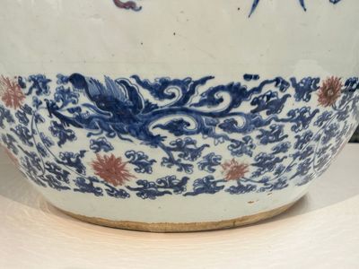 Exceptionnel et important aquarium en porcelaine de Chine en bleu, blanc et rouge de cuivre à décor d'antiquités et de paysages, Kangxi — photo 17