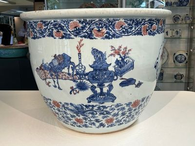 Exceptionnel et important aquarium en porcelaine de Chine en bleu, blanc et rouge de cuivre à décor d'antiquités et de paysages, Kangxi — photo 2