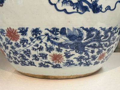 Exceptionnel et important aquarium en porcelaine de Chine en bleu, blanc et rouge de cuivre à décor d'antiquités et de paysages, Kangxi — photo 26