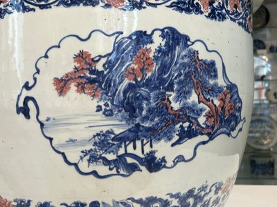 Exceptionnel et important aquarium en porcelaine de Chine en bleu, blanc et rouge de cuivre à décor d'antiquités et de paysages, Kangxi — photo 27