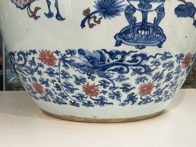 Exceptionnel et important aquarium en porcelaine de Chine en bleu, blanc et rouge de cuivre à décor d'antiquités et de paysages, Kangxi — photo 35