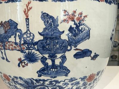 Exceptionnel et important aquarium en porcelaine de Chine en bleu, blanc et rouge de cuivre à décor d'antiquités et de paysages, Kangxi — photo 37