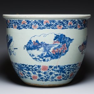 Exceptionnel et important aquarium en porcelaine de Chine en bleu, blanc et rouge de cuivre à décor d'antiquités et de paysages, Kangxi — photo 5