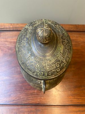 Exceptionnel récipient couvert à vin rituel en bronze archaïque de type You (卣), dynastie Shang, période Yinxu — photo 5