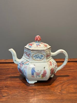 Exceptionnelle grande théière couverte de forme hexagonale en porcelaine de Chine famille rose, Yongzheng — photo 1