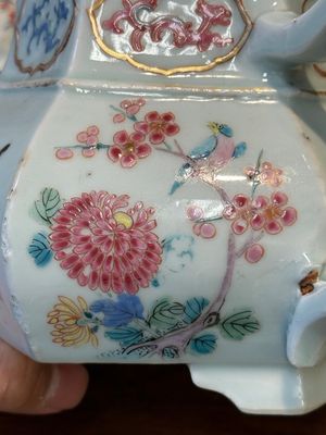 Exceptionnelle grande théière couverte de forme hexagonale en porcelaine de Chine famille rose, Yongzheng — photo 13