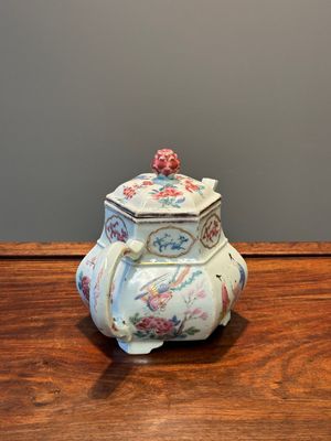 Exceptionnelle grande théière couverte de forme hexagonale en porcelaine de Chine famille rose, Yongzheng — photo 3