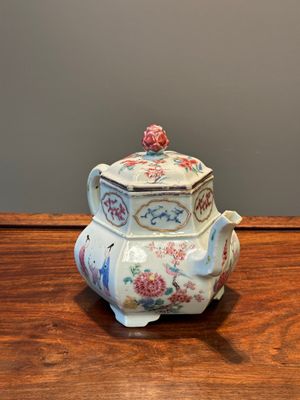 Exceptionnelle grande théière couverte de forme hexagonale en porcelaine de Chine famille rose, Yongzheng — photo 5