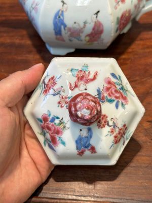 Exceptionnelle grande théière couverte de forme hexagonale en porcelaine de Chine famille rose, Yongzheng — photo 7