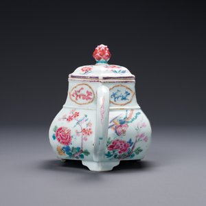 Exceptionnelle grande théière couverte de forme hexagonale en porcelaine de Chine famille rose, Yongzheng — photo 2