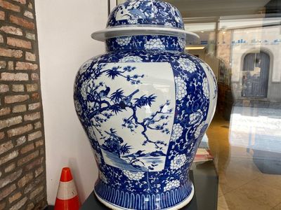 Exceptionnelle paire de grands vases couverts en porcelaine de Chine en bleu et blanc, 19/20ème — photo 2