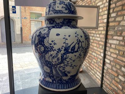 Exceptionnelle paire de grands vases couverts en porcelaine de Chine en bleu et blanc, 19/20ème — photo 3