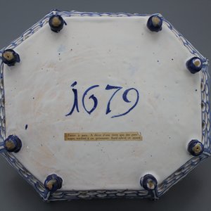 Faïence de Francfort, panier à pain à bords ajourés, scène de prison, daté 1679 — photo 1
