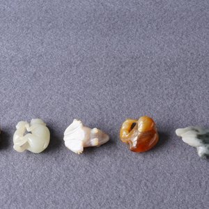 Fifteen Chinese jade and hardstone carvings, 19/20th C. — 照片 5