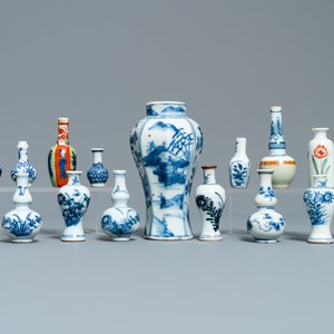 Fifteen Chinese mostly blue and white miniature vases, Kangxi — 照片 1