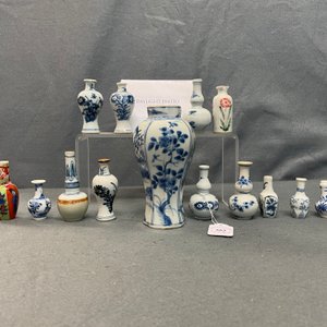 Fifteen Chinese mostly blue and white miniature vases, Kangxi — 照片 20