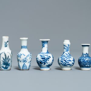 Fifteen Chinese mostly blue and white miniature vases, Kangxi — 照片 2