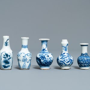 Fifteen Chinese mostly blue and white miniature vases, Kangxi — 照片 4