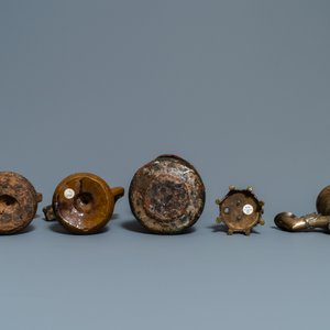 Fifteen islamic bronze and pottery oil lamps, 16th C. and later — photo 17