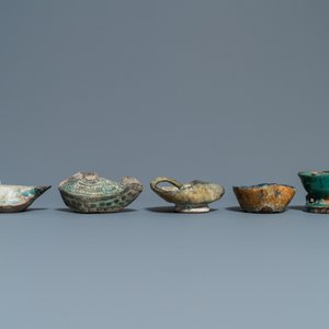 Fifteen islamic bronze and pottery oil lamps, 16th C. and later — photo 3