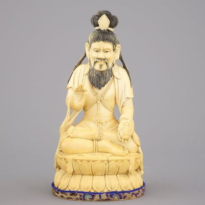 Figure chinoise de Luohan assis, en ivoire sculpté, 19e-20e