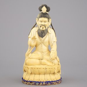 Figure chinoise de Luohan assis, en ivoire sculpté, 19e-20e — photo 1