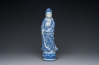Figure de Boddhisattva en porcelaine de Chine en bleu et blanc, marque de sceau Xue Chang Sen 薛長森, République
