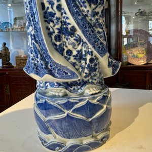 Figure de Boddhisattva en porcelaine de Chine en bleu et blanc, marque de sceau Xue Chang Sen 薛長森, République — photo 12