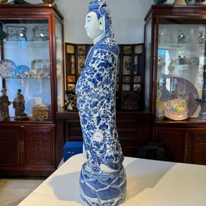 Figure de Boddhisattva en porcelaine de Chine en bleu et blanc, marque de sceau Xue Chang Sen 薛長森, République — photo 8