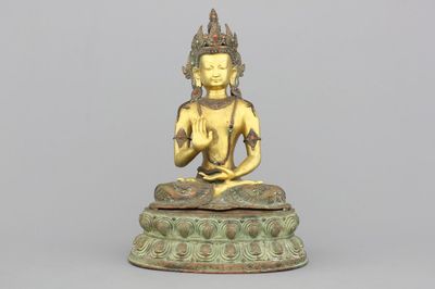 Figure de Bouddha Amoghasiddi en bronze doré incrusté de corail et de turquoise, 18e-19e
