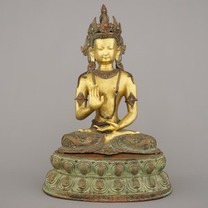 Figure de Bouddha Amoghasiddi en bronze doré incrusté de corail et de turquoise, 18e-19e — photo 2