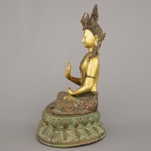Figure de Bouddha Amoghasiddi en bronze doré incrusté de corail et de turquoise, 18e-19e — photo 3