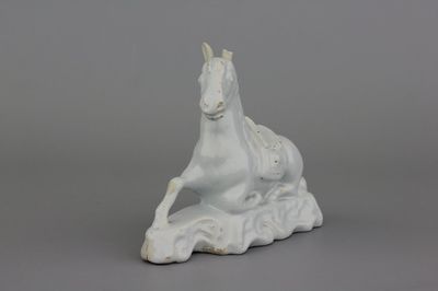 Figure de cheval allongé en faïence blanche de Delft, 18e